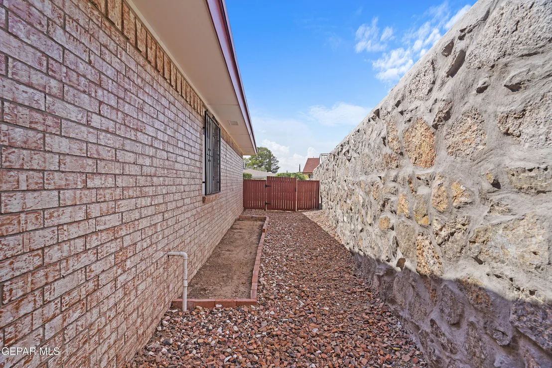 Photo of 805 ESPOLON Drive