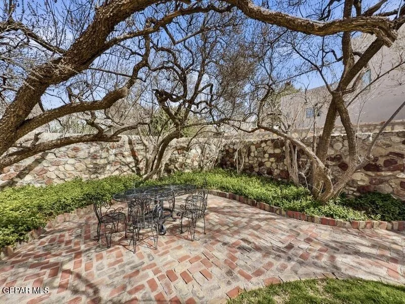 Photo of 520 BLACKER Avenue