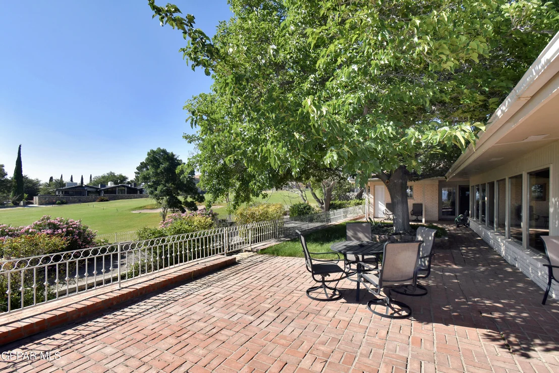 Photo of 849 River Oaks Drive