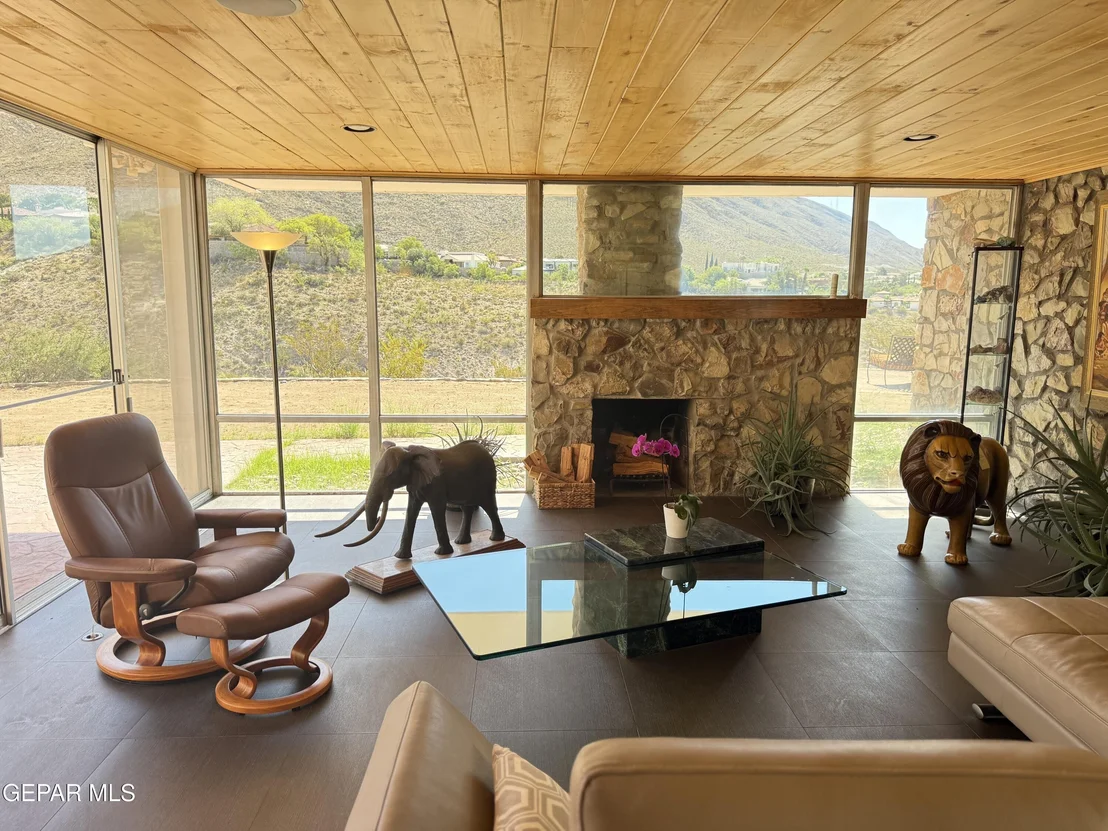 Photo of 912 THUNDERBIRD Drive