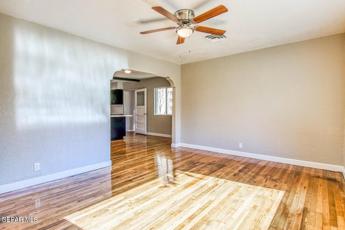 Photo of 915 Sparks Circle