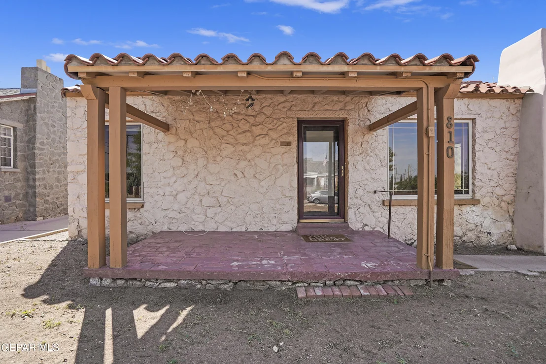 Photo of 810 MESITA Drive