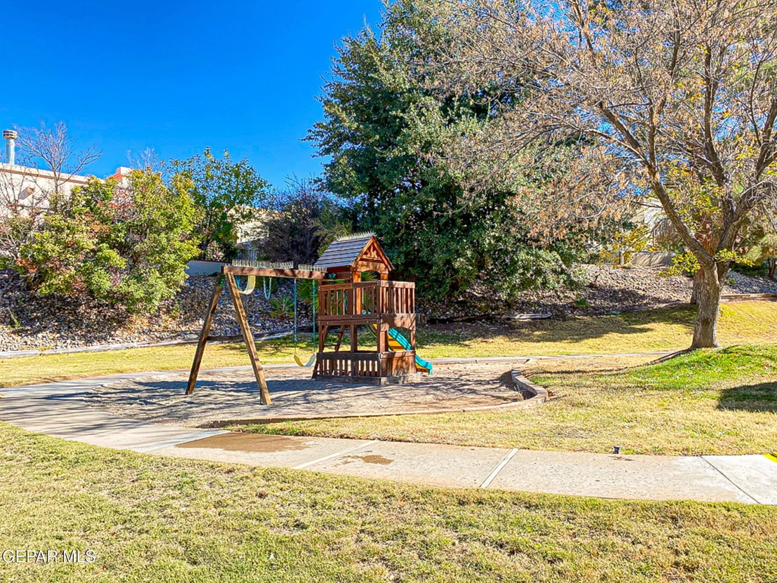 Photo of 1013 LOS JARDINES Circle