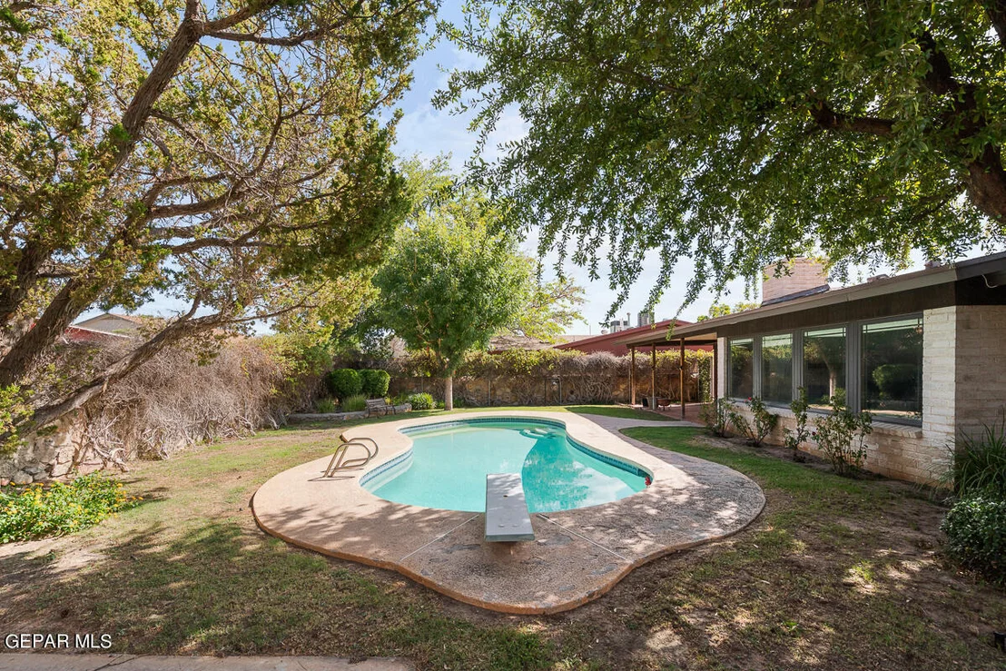 Photo of 424 PALMARY Drive