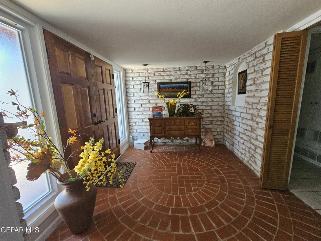 Photo of 800 N G Avenue N