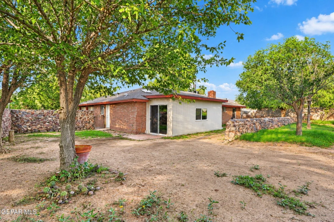 Photo of 220 SERRANIA Drive