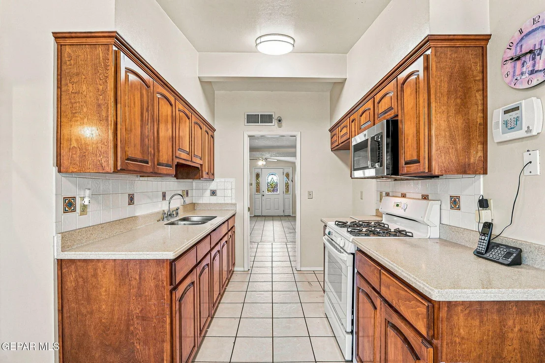 Photo of 5732 DEVON Avenue