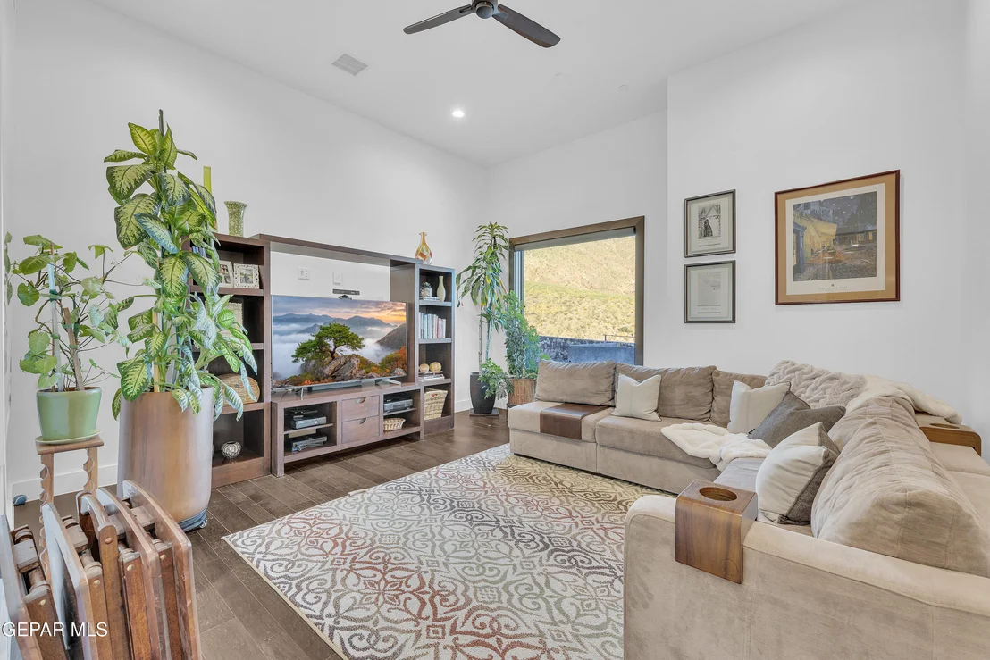 Photo of 386 ROCKY POINTE Drive