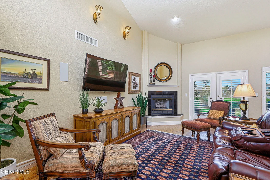 Photo of 1013 LOS JARDINES Circle