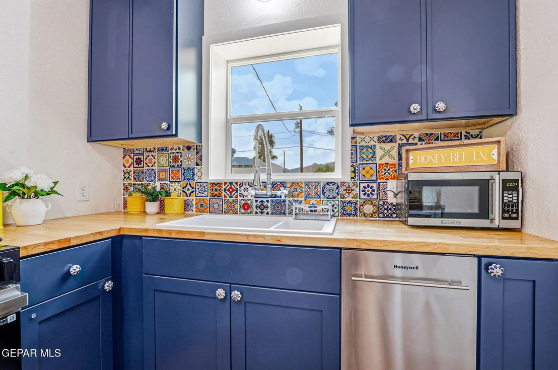 Photo of 2037 CRESCENT Circle