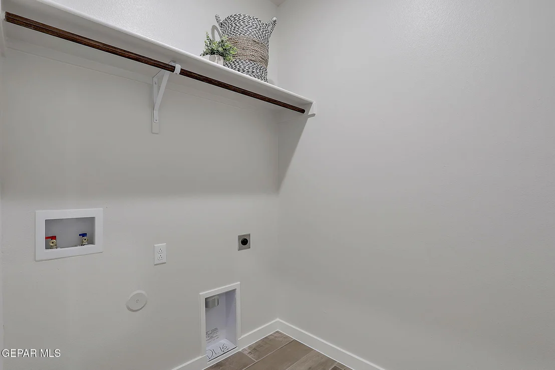 Photo of 924 Nayland Place