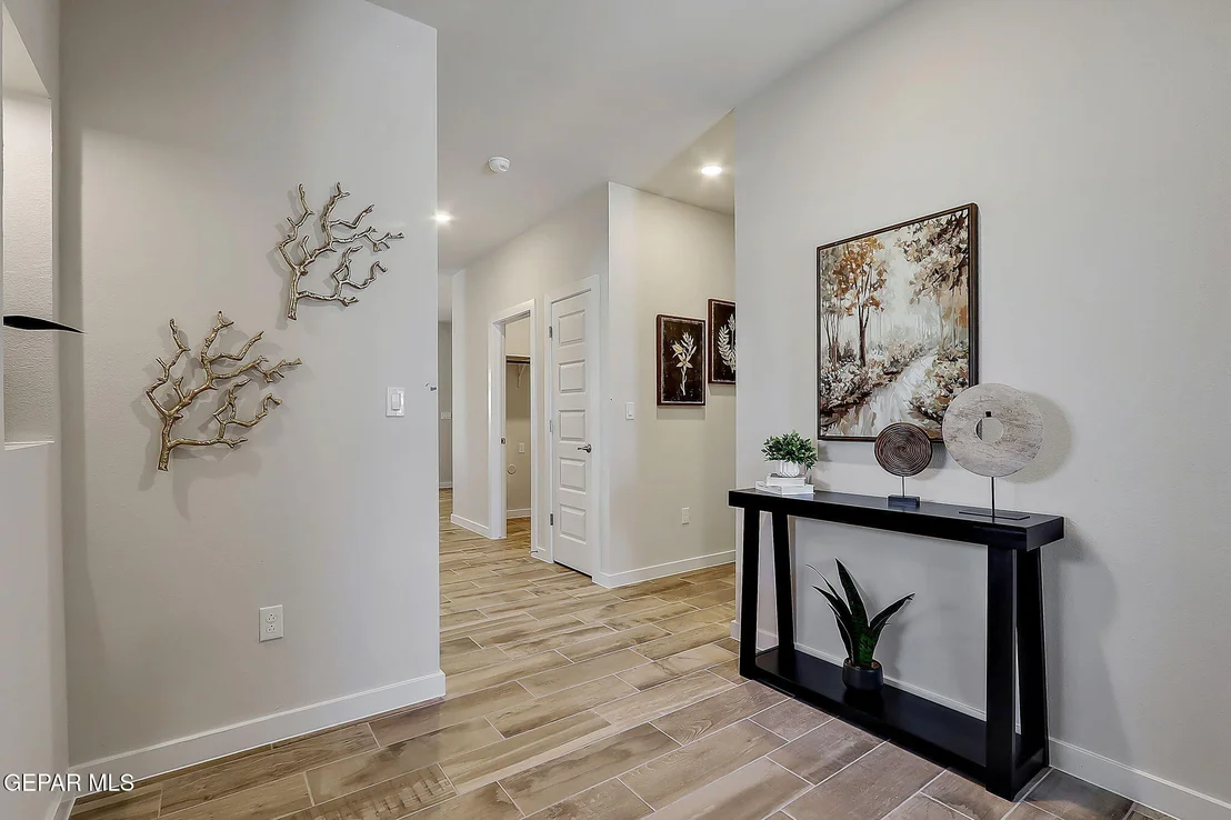 Photo of 924 Nayland Place