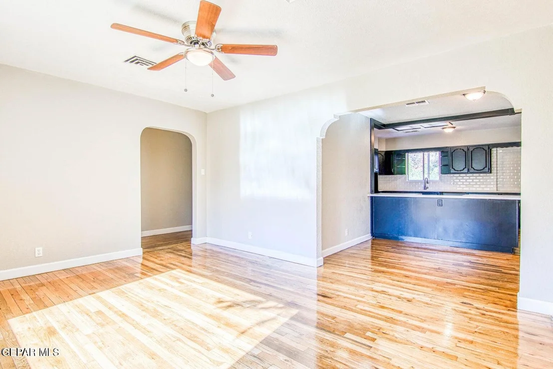 Photo of 915 Sparks Circle