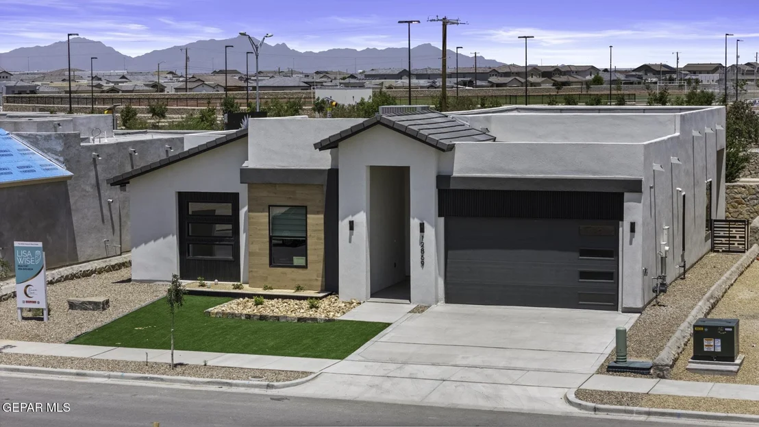 Photo of 916 Sandhurst Place