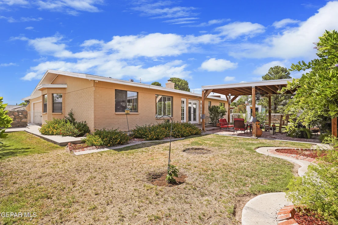 Photo of 207 SERRANIA Drive