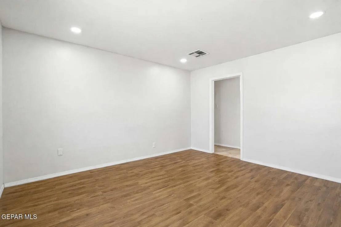 Photo of 5000 MEADE Court