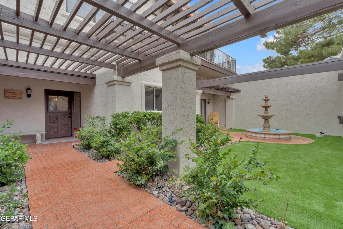 Photo of 425 VALPLANO Drive