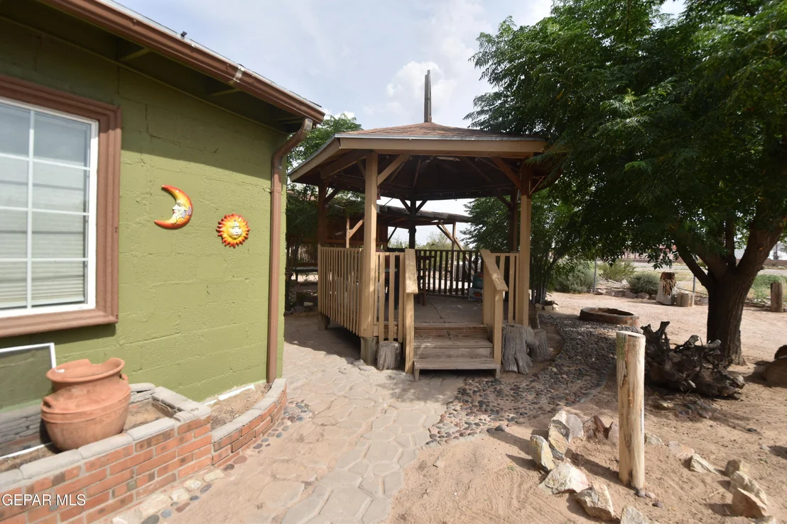 Photo of 8141 KIELY Road