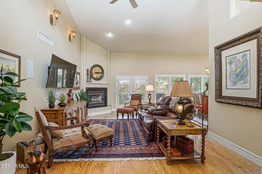 Photo of 1013 LOS JARDINES Circle