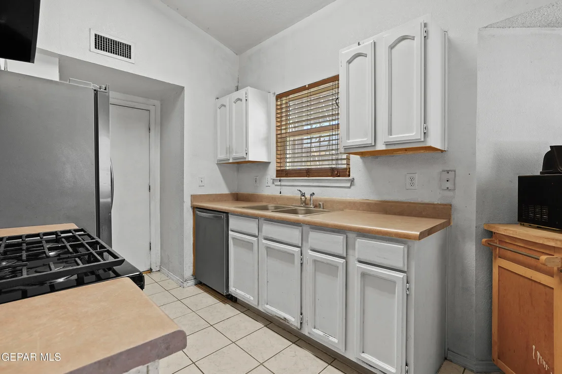 Photo of 5984 CHIPPENDALE Avenue