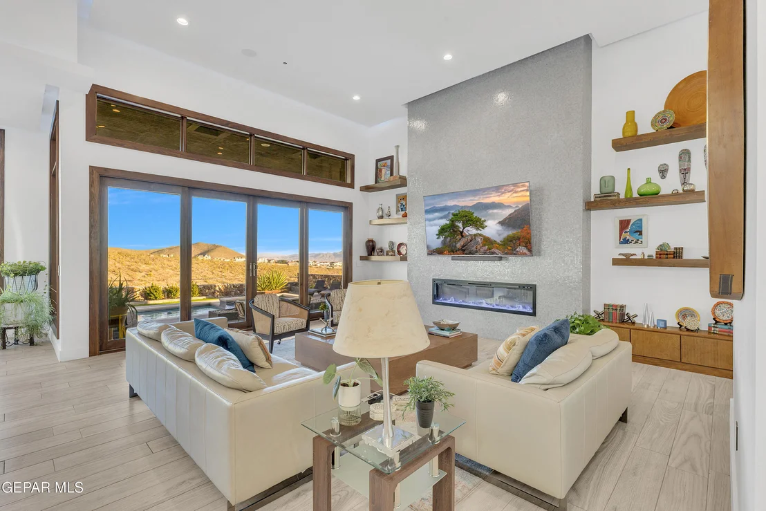 Photo of 386 ROCKY POINTE Drive