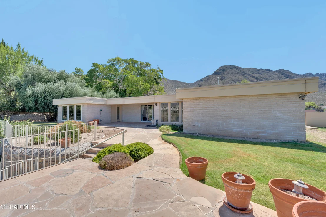 Photo of 913 THUNDERBIRD Drive
