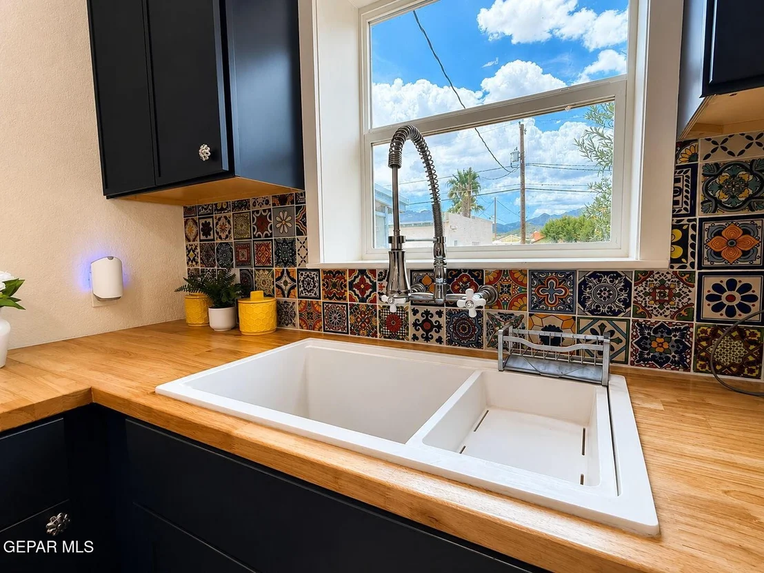 Photo of 2037 CRESCENT Circle
