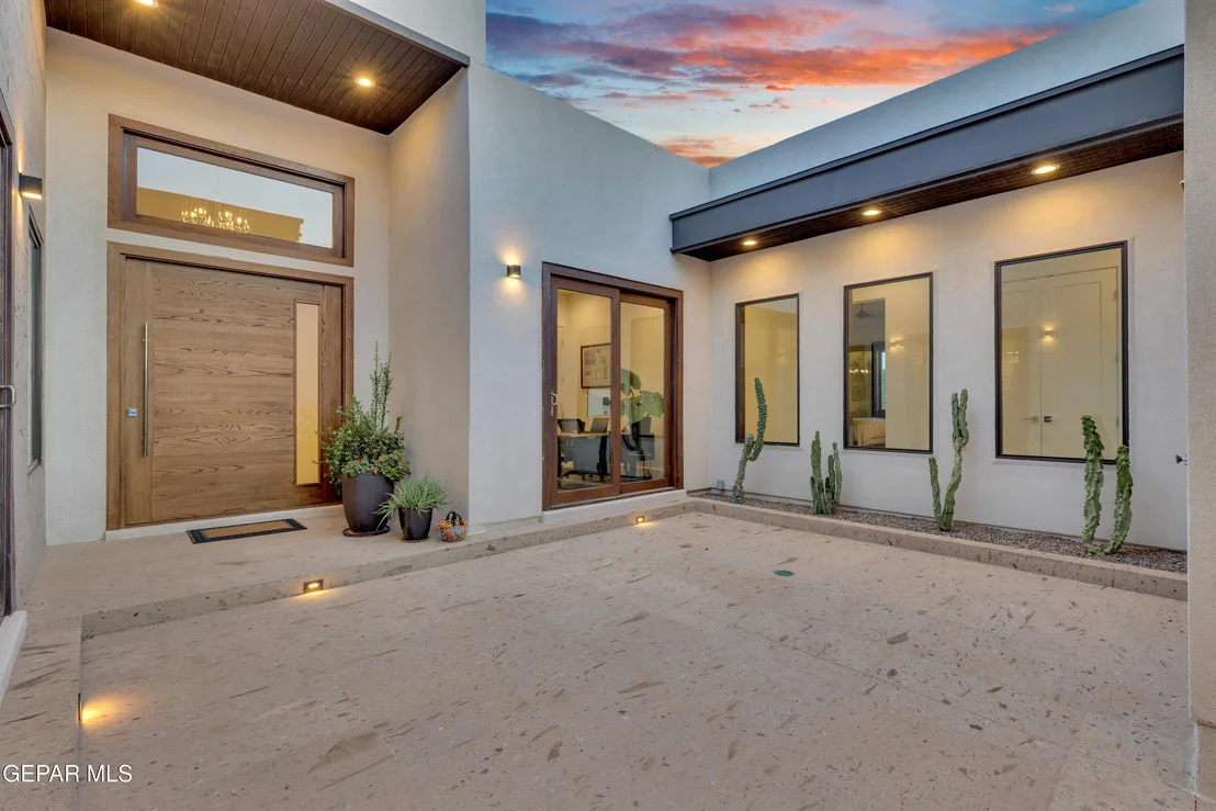 Photo of 386 ROCKY POINTE Drive