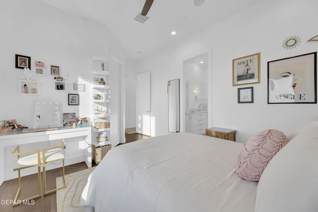 Photo of 386 ROCKY POINTE Drive