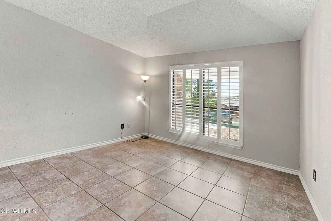 Photo of 860 HEMPSTEAD Drive