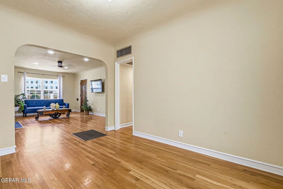 Photo of 2037 CRESCENT Circle