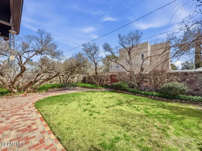 Photo of 520 BLACKER Avenue