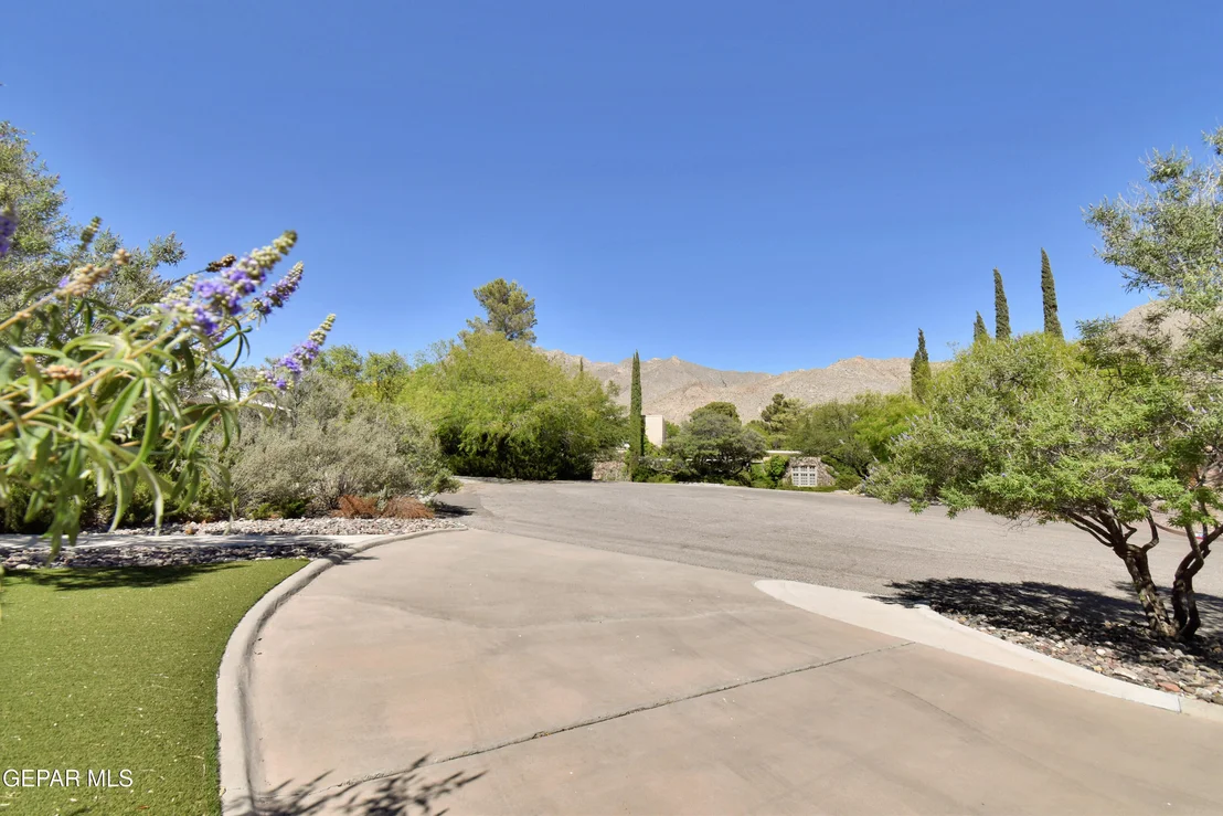 Photo of 849 River Oaks Drive