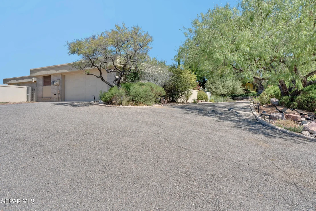 Photo of 913 THUNDERBIRD Drive