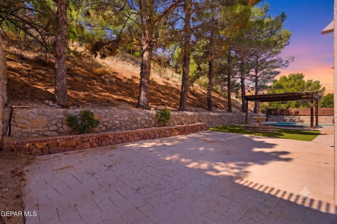 Photo of 845 CRESTA ALTA Drive