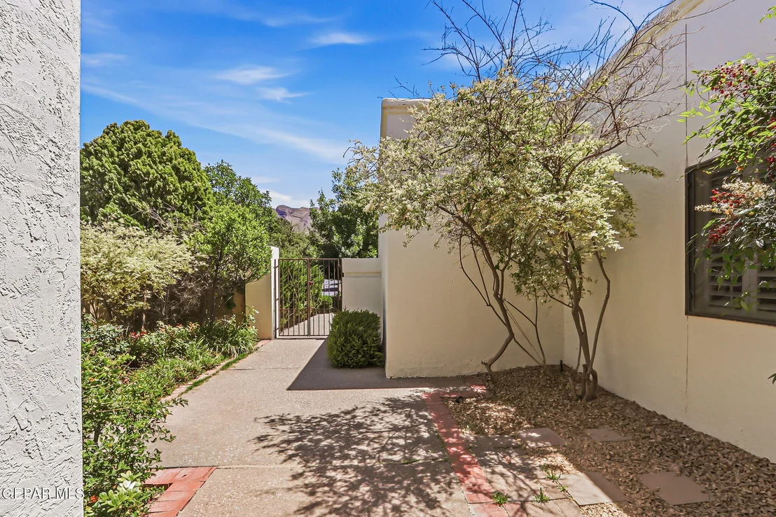 Photo of 1057 LOS JARDINES Circle
