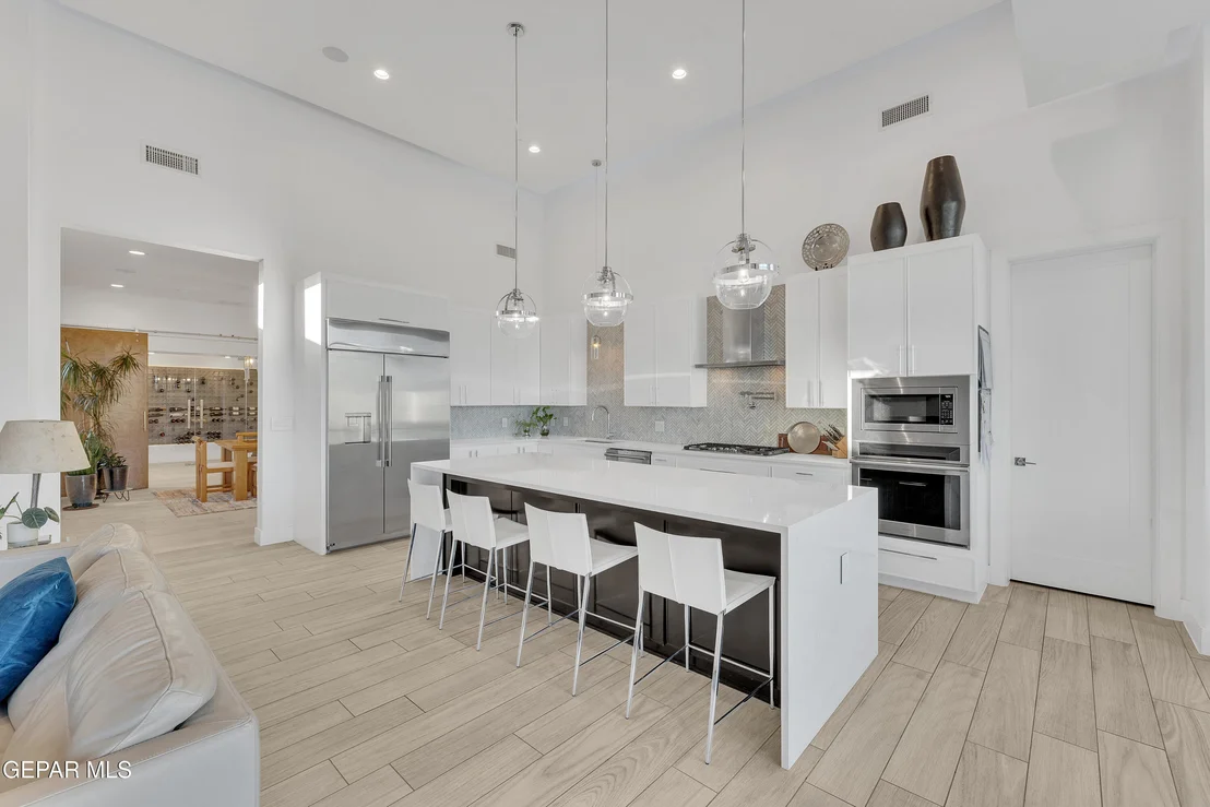 Photo of 386 ROCKY POINTE Drive