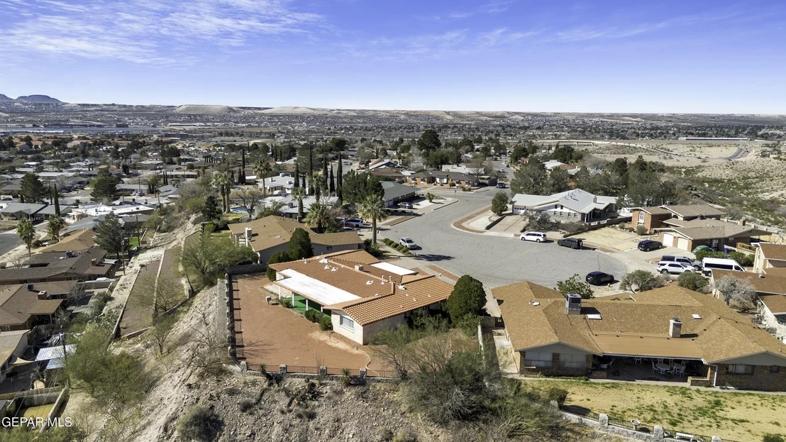 Photo of 612 SOMERSET Drive
