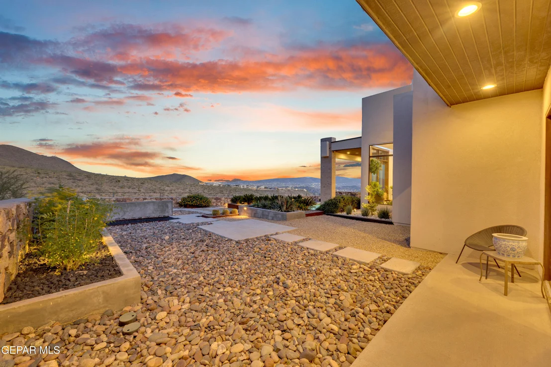 Photo of 386 ROCKY POINTE Drive
