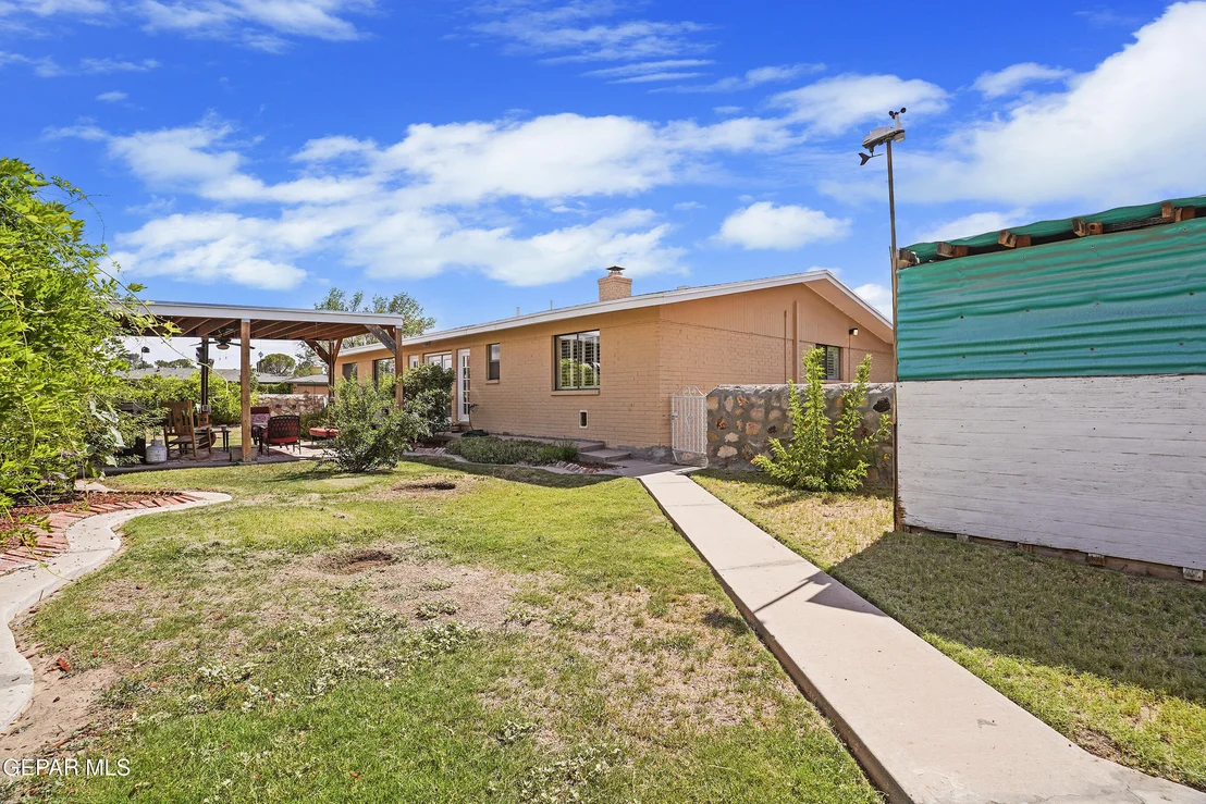 Photo of 207 SERRANIA Drive