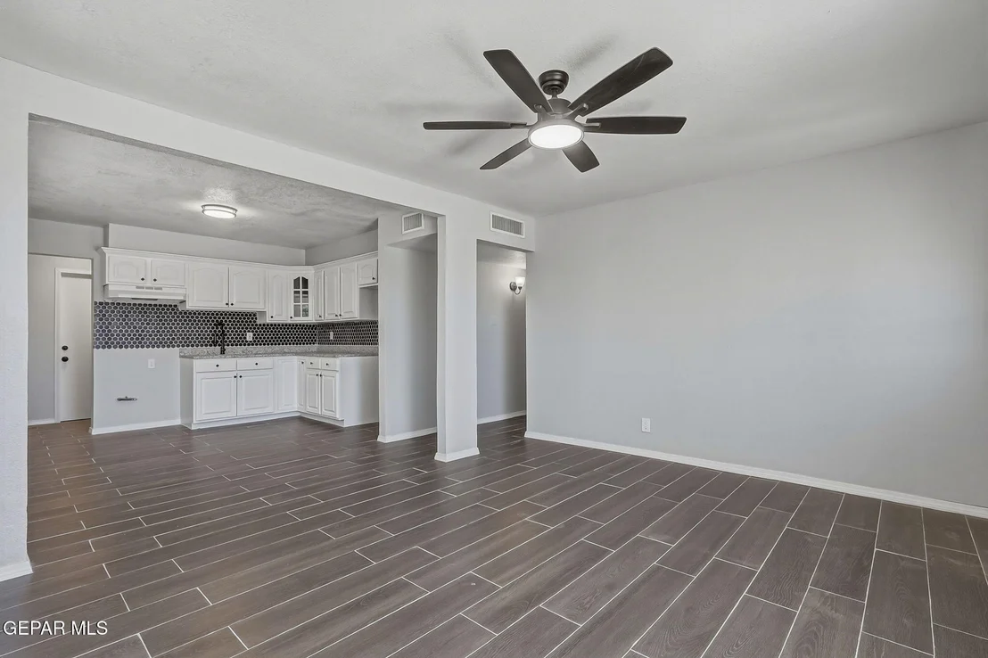 Photo of 261 GLADYS Avenue