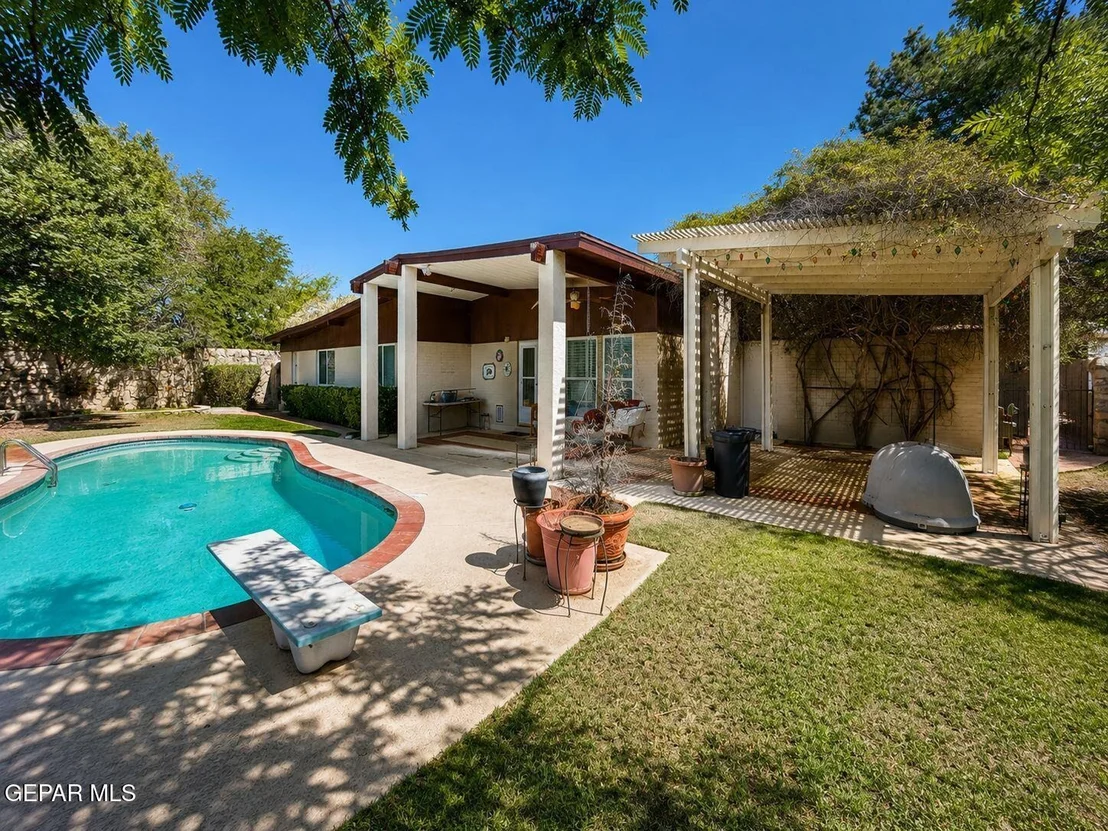 Photo of 6833 LA CADENA Drive