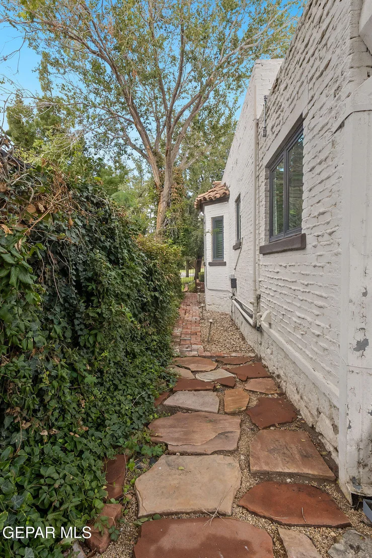Photo of 808 BLANCHARD Avenue