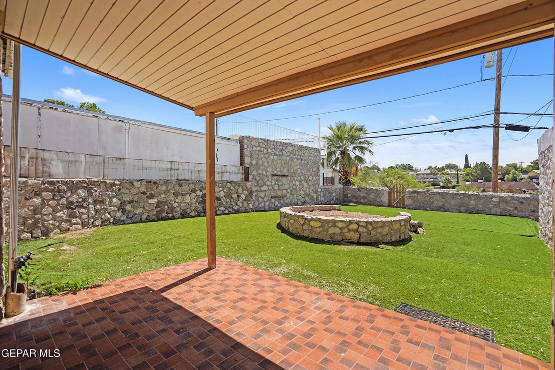 Photo of 810 MESITA Drive