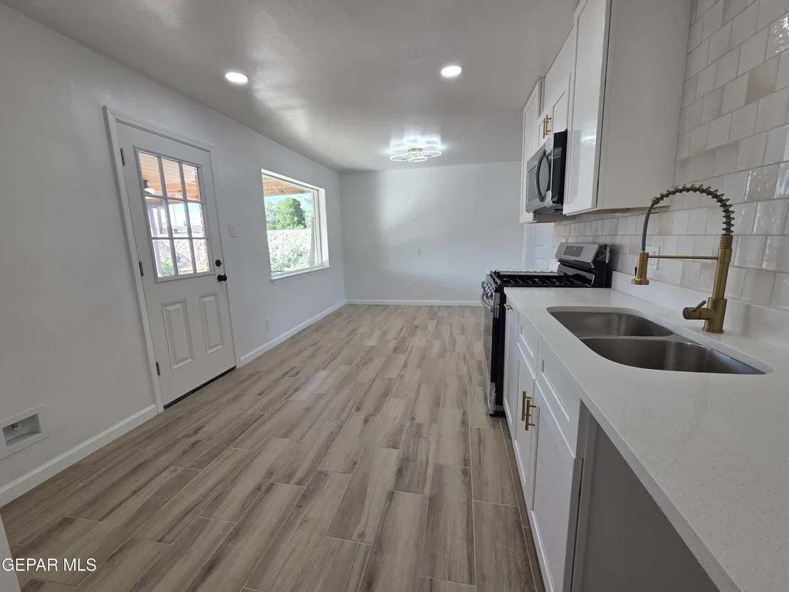 Photo of 1221 MEADOWVIEW Drive
