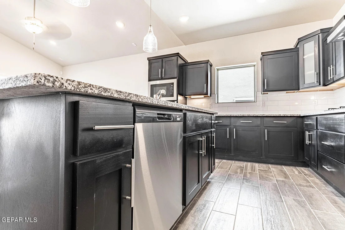 Photo of 933 Nayland Place