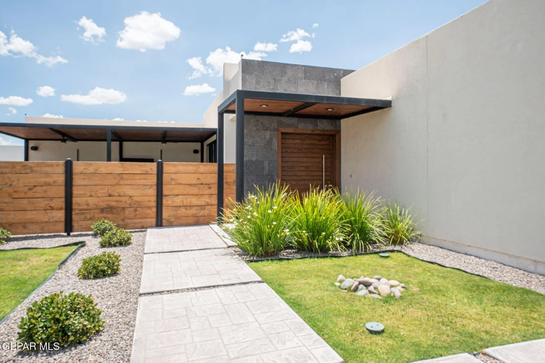 Photo of 316 RIO PINSAQUI Court