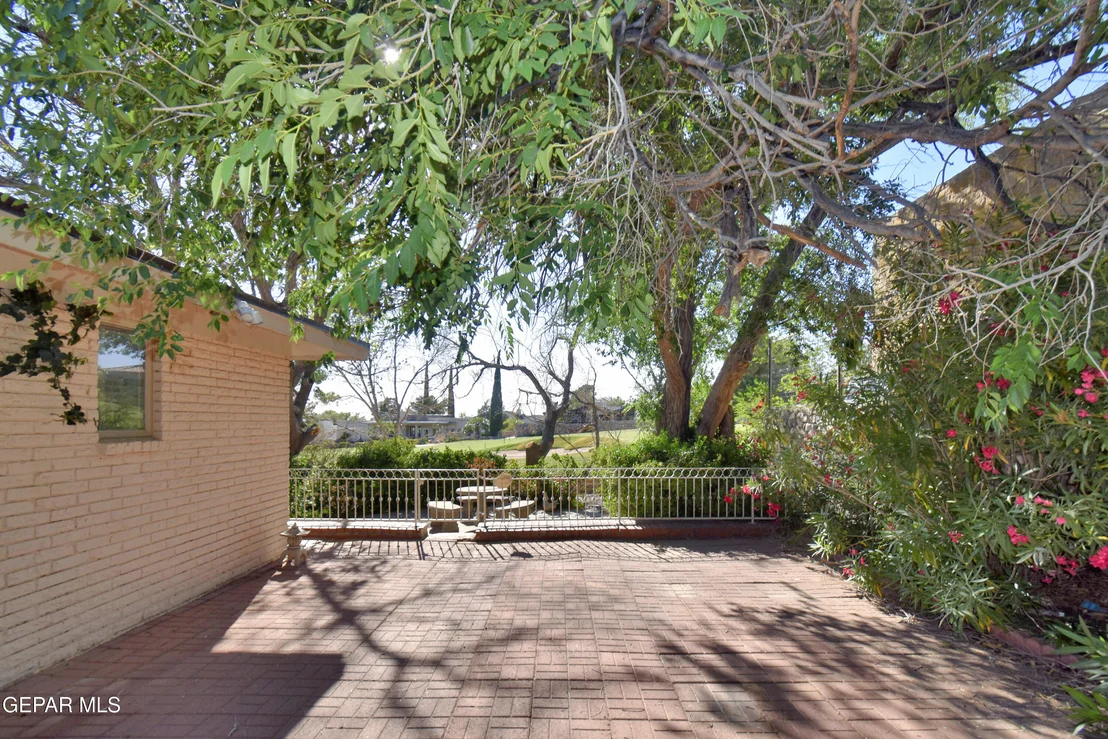 Photo of 849 River Oaks Drive