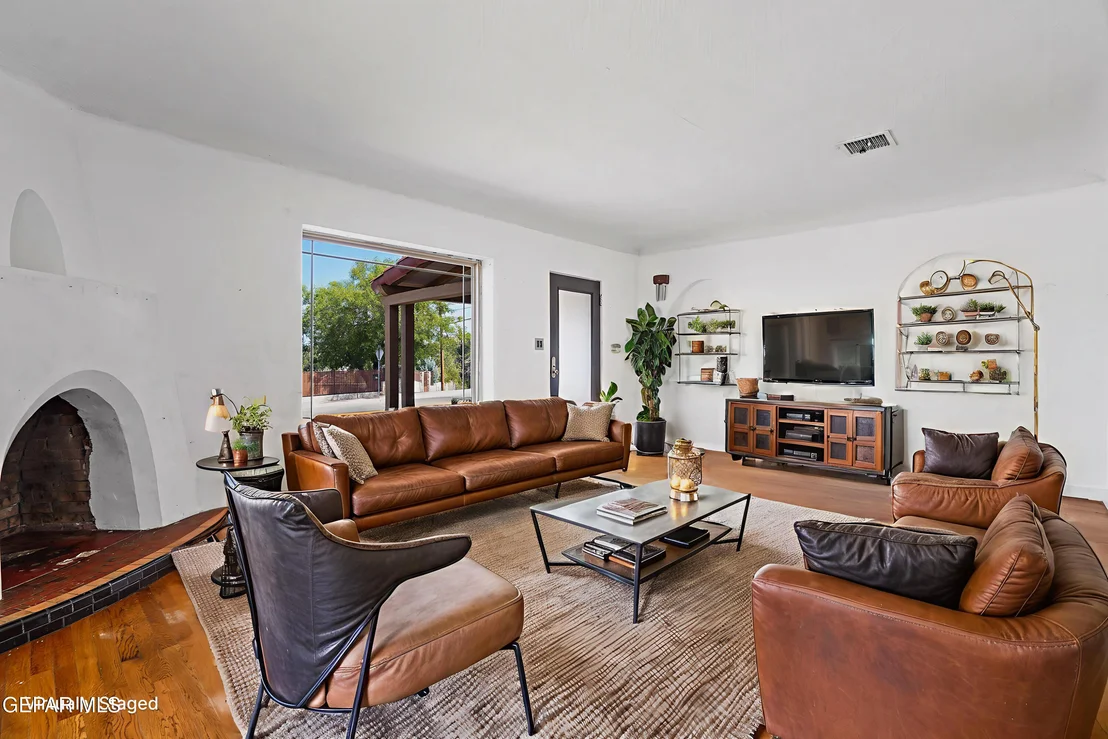 Photo of 810 MESITA Drive