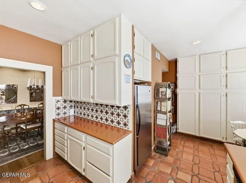 Photo of 520 BLACKER Avenue